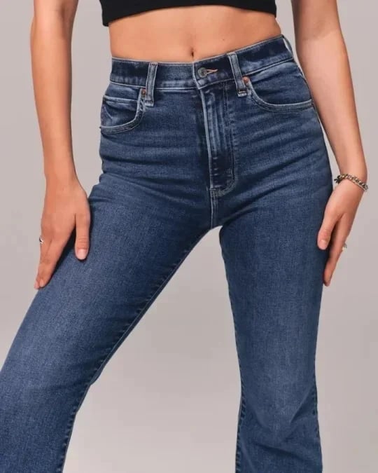 LINA | Flare Jeans – Den ideelle kombination af stil og komfort