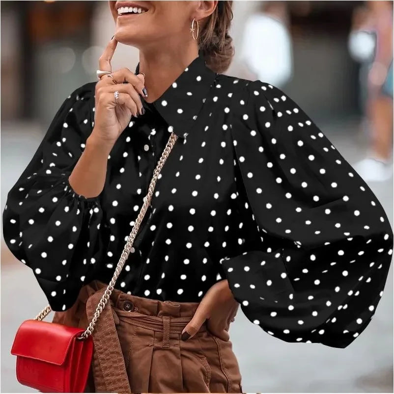 ALINA | Elegant Polka-Dot Bluse – Den perfekte kombination af stil og komfort!