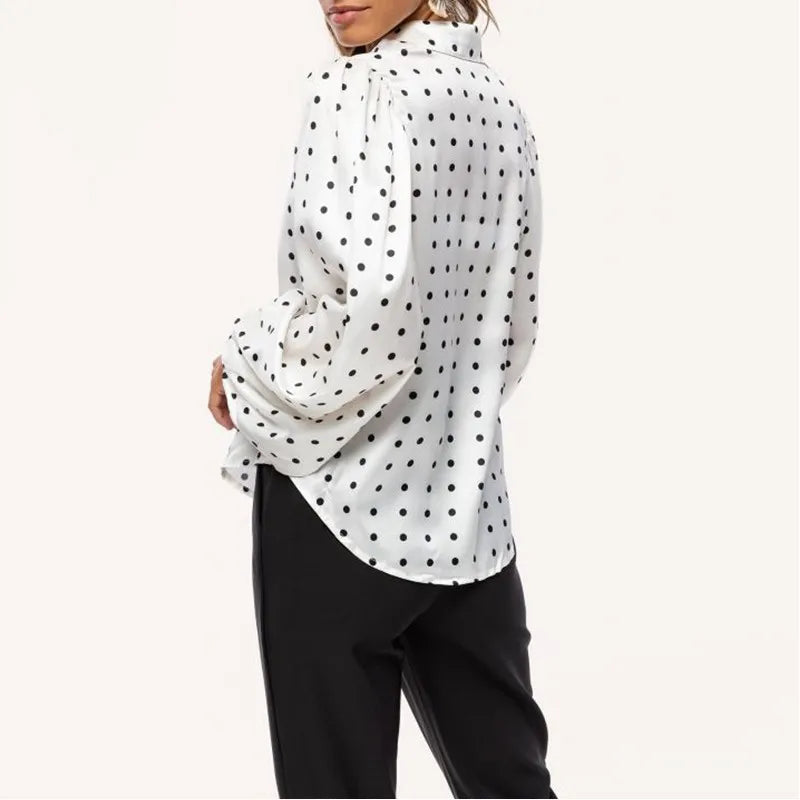 ALINA | Elegant Polka-Dot Bluse – Den perfekte kombination af stil og komfort!