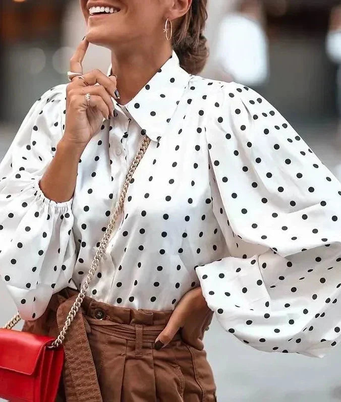 ALINA | Elegant Polka-Dot Bluse – Den perfekte kombination af stil og komfort!